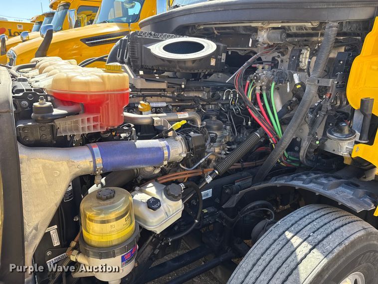 image for item ES5867 2022 Freightliner Cascadia 126 semi truck