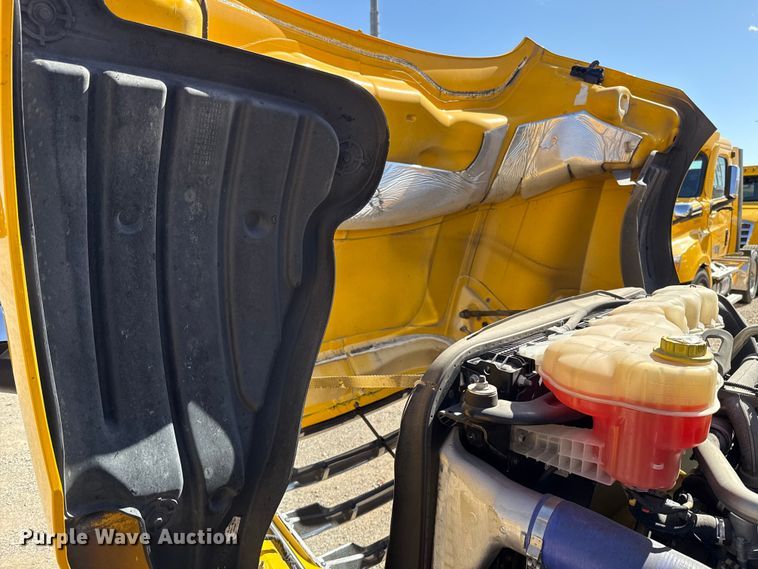 image for item ES5867 2022 Freightliner Cascadia 126 semi truck