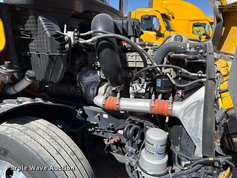 image for item ES5867 2022 Freightliner Cascadia 126 semi truck