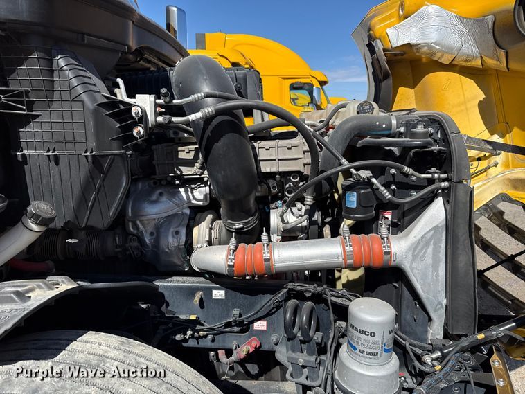 image for item ES5867 2022 Freightliner Cascadia 126 semi truck