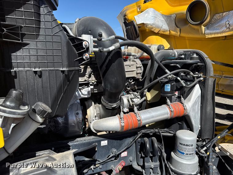 image for item ES5867 2022 Freightliner Cascadia 126 semi truck