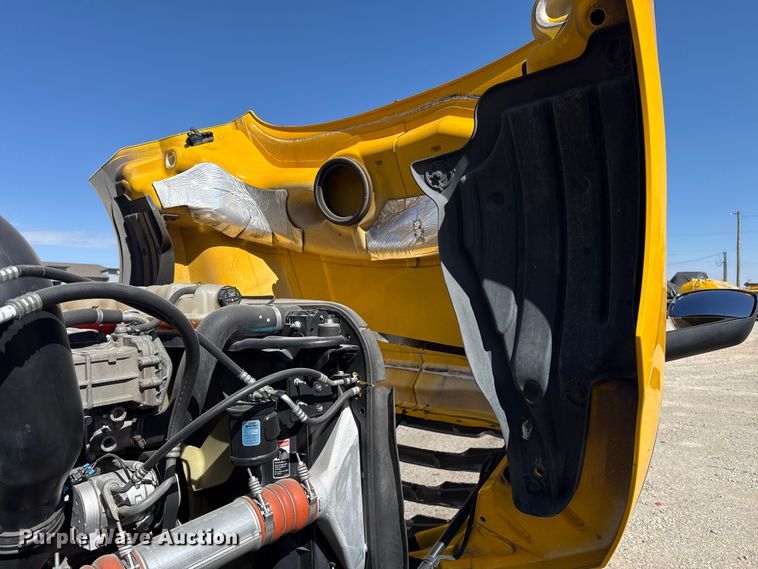 image for item ES5867 2022 Freightliner Cascadia 126 semi truck