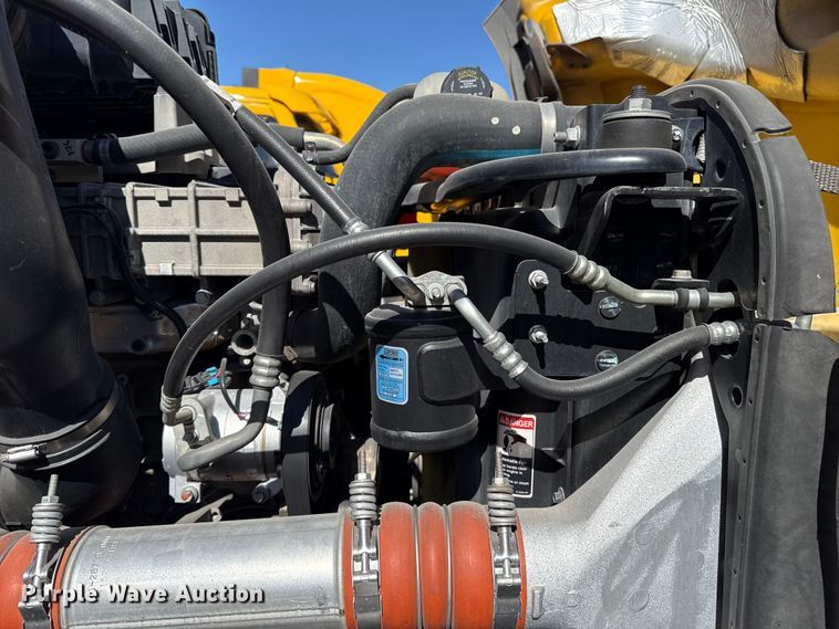 image for item ES5867 2022 Freightliner Cascadia 126 semi truck