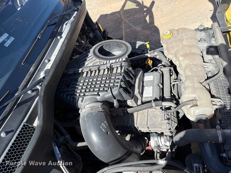 image for item ES5867 2022 Freightliner Cascadia 126 semi truck