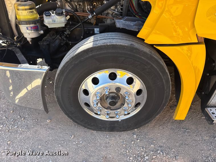 image for item ES5867 2022 Freightliner Cascadia 126 semi truck