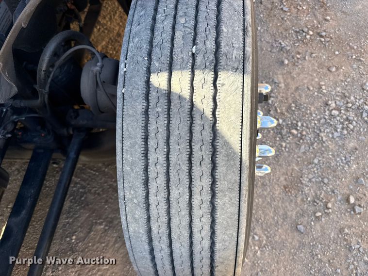 image for item ES5867 2022 Freightliner Cascadia 126 semi truck