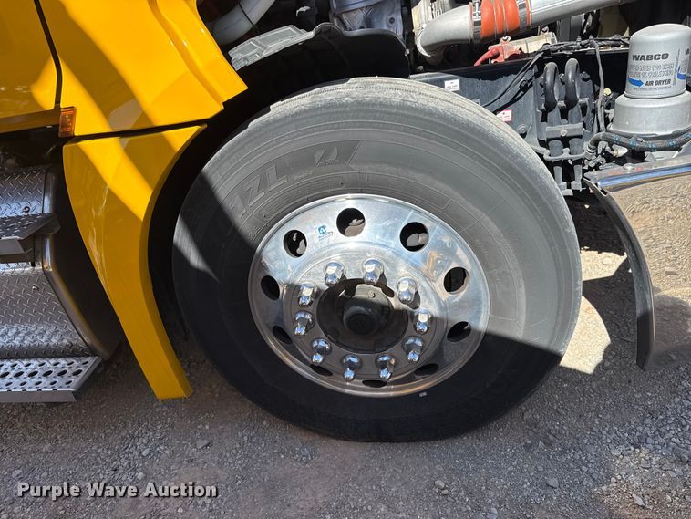 image for item ES5867 2022 Freightliner Cascadia 126 semi truck