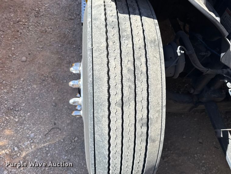 image for item ES5867 2022 Freightliner Cascadia 126 semi truck