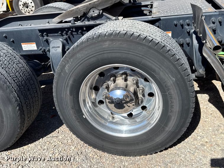 image for item ES5867 2022 Freightliner Cascadia 126 semi truck