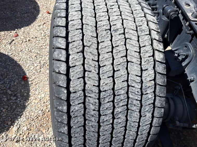 image for item ES5867 2022 Freightliner Cascadia 126 semi truck