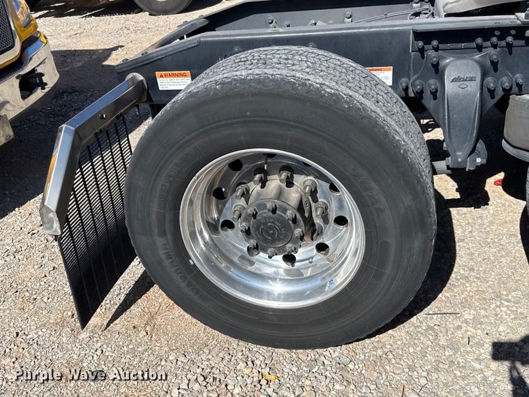 image for item ES5867 2022 Freightliner Cascadia 126 semi truck