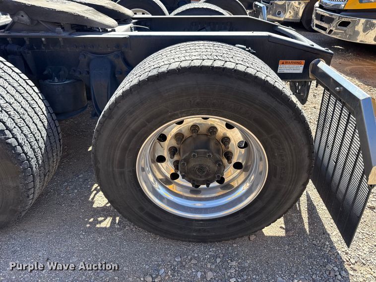 image for item ES5867 2022 Freightliner Cascadia 126 semi truck