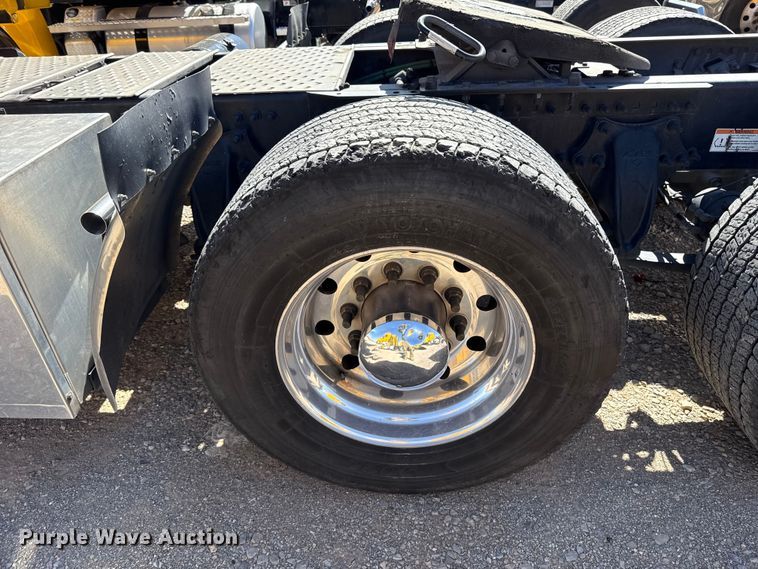 image for item ES5867 2022 Freightliner Cascadia 126 semi truck