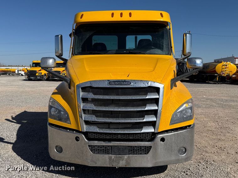image for item ES5869 2021 Freightliner Cascadia 126 semi truck