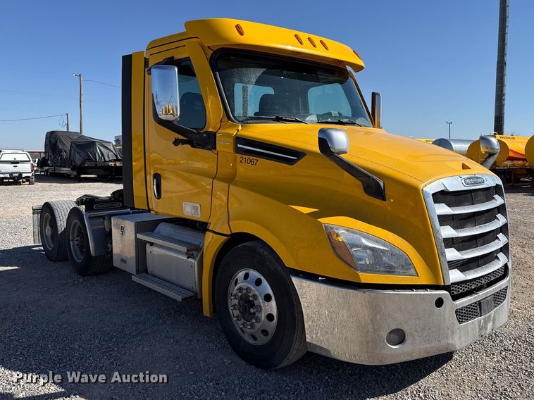 image for item ES5869 2021 Freightliner Cascadia 126 semi truck