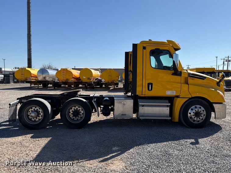 image for item ES5869 2021 Freightliner Cascadia 126 semi truck