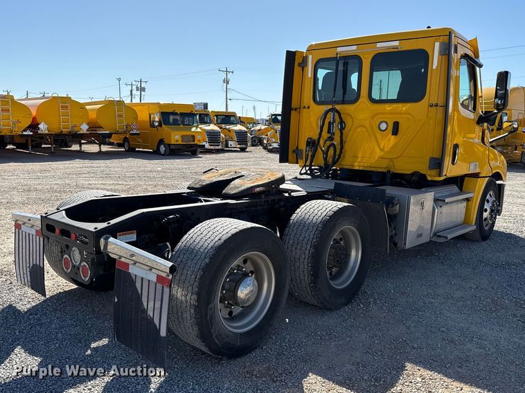 image for item ES5869 2021 Freightliner Cascadia 126 semi truck