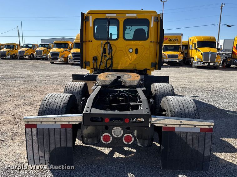 image for item ES5869 2021 Freightliner Cascadia 126 semi truck