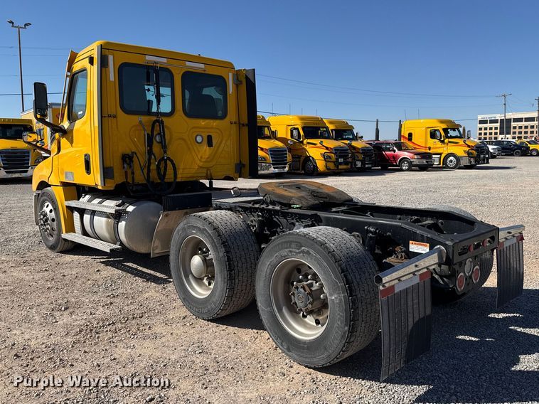 image for item ES5869 2021 Freightliner Cascadia 126 semi truck