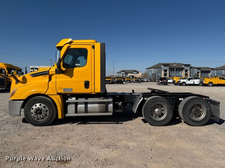 image for item ES5869 2021 Freightliner Cascadia 126 semi truck