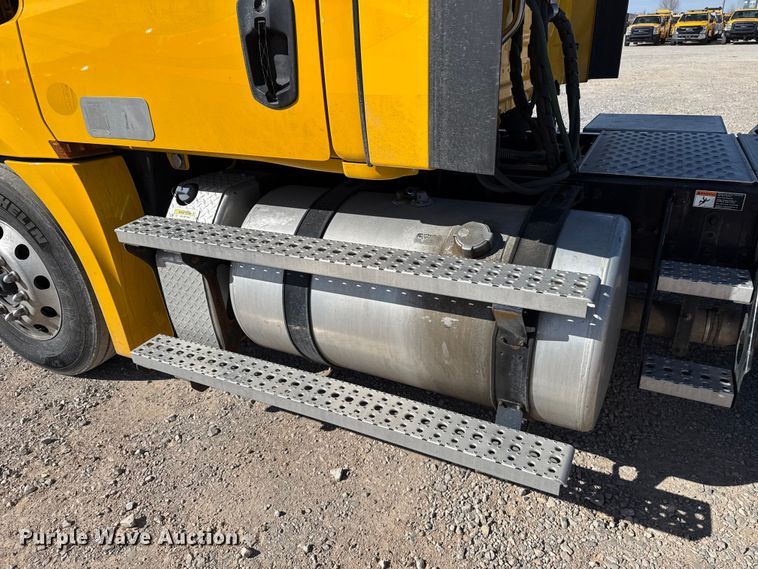 image for item ES5869 2021 Freightliner Cascadia 126 semi truck