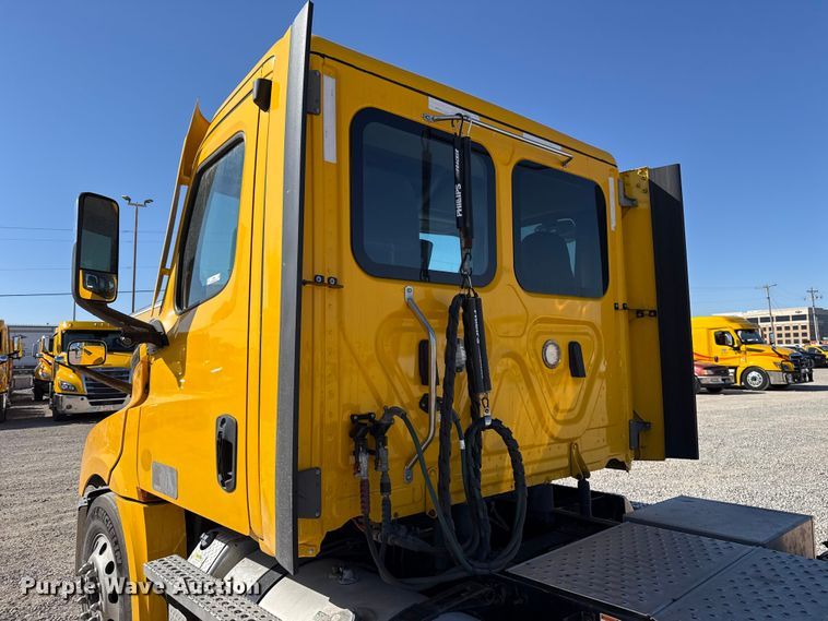 image for item ES5869 2021 Freightliner Cascadia 126 semi truck