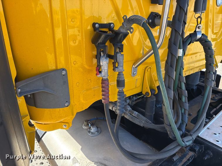 image for item ES5869 2021 Freightliner Cascadia 126 semi truck