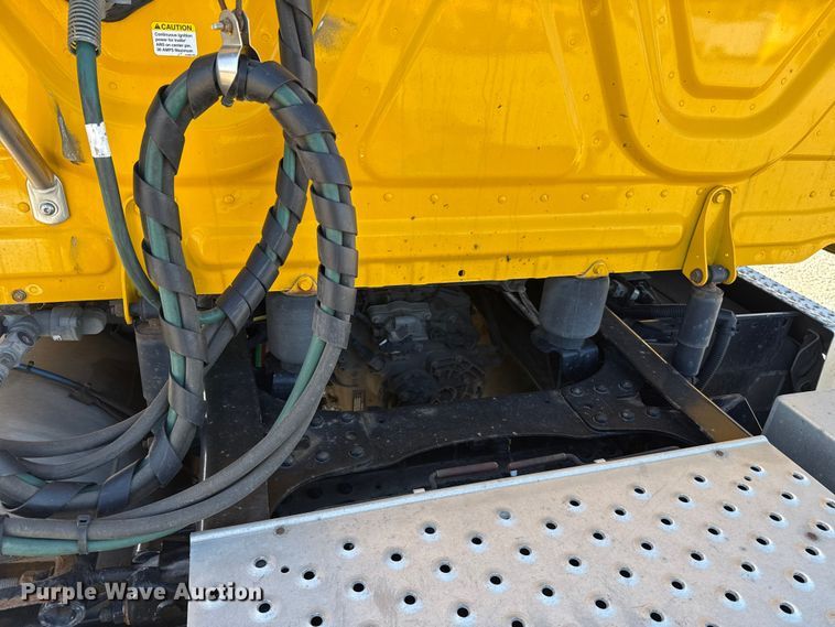 image for item ES5869 2021 Freightliner Cascadia 126 semi truck