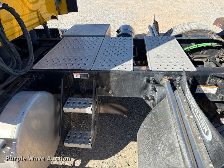 image for item ES5869 2021 Freightliner Cascadia 126 semi truck