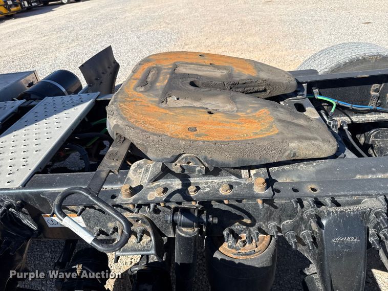 image for item ES5869 2021 Freightliner Cascadia 126 semi truck