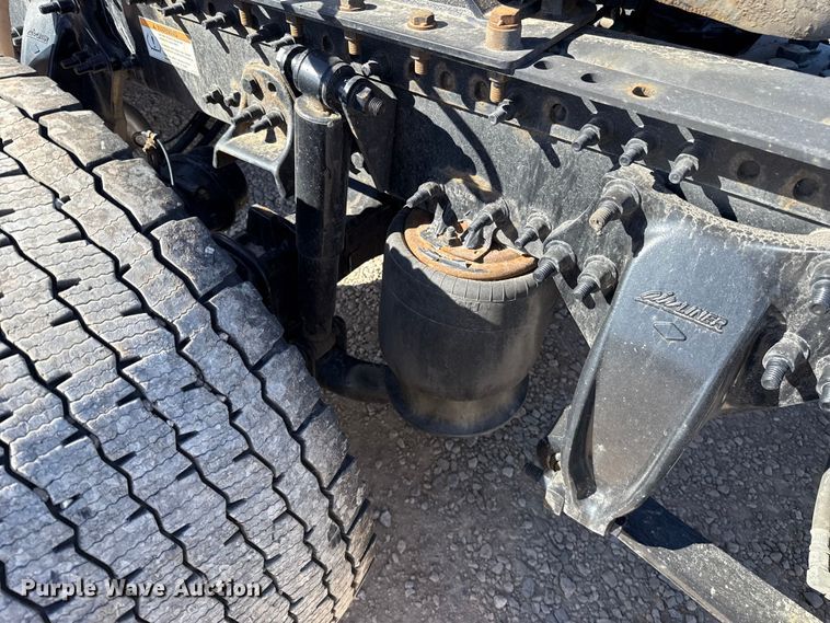 image for item ES5869 2021 Freightliner Cascadia 126 semi truck