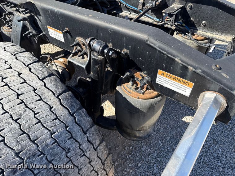 image for item ES5869 2021 Freightliner Cascadia 126 semi truck