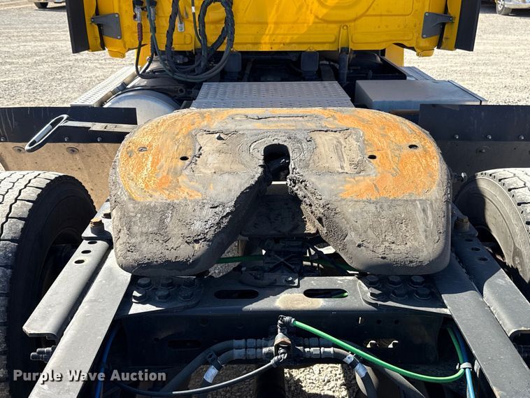 image for item ES5869 2021 Freightliner Cascadia 126 semi truck