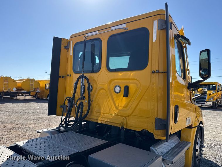 image for item ES5869 2021 Freightliner Cascadia 126 semi truck