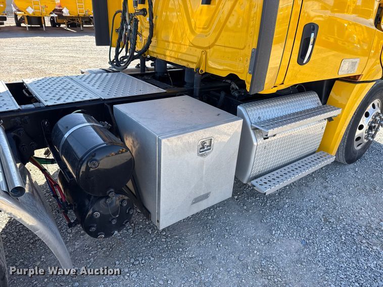 image for item ES5869 2021 Freightliner Cascadia 126 semi truck