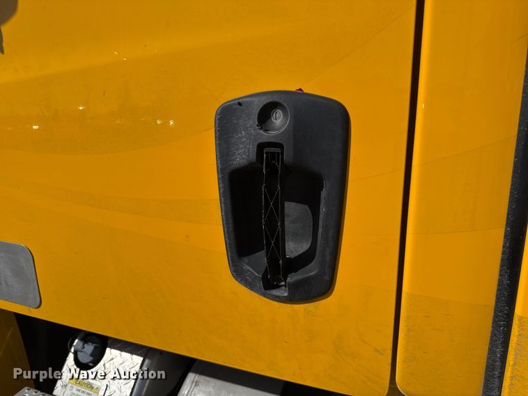 image for item ES5869 2021 Freightliner Cascadia 126 semi truck