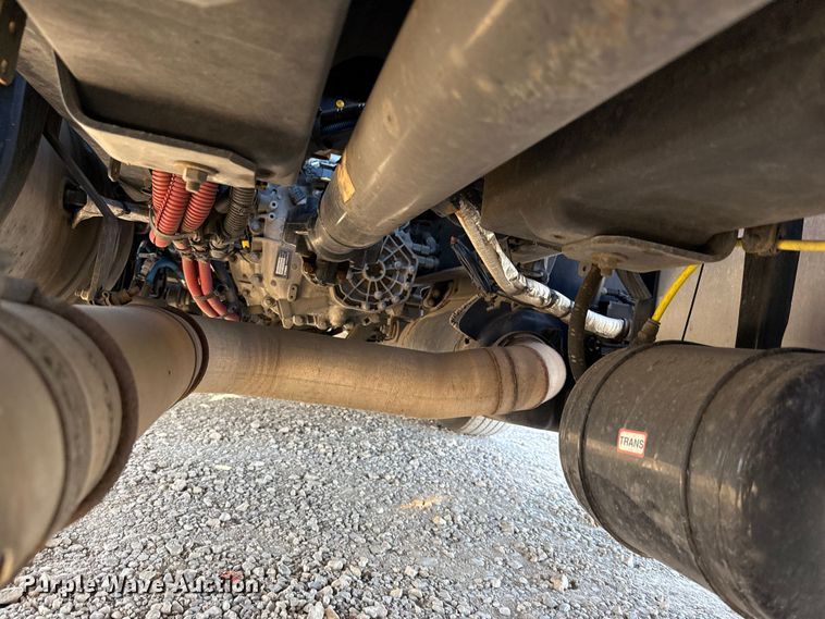 image for item ES5869 2021 Freightliner Cascadia 126 semi truck