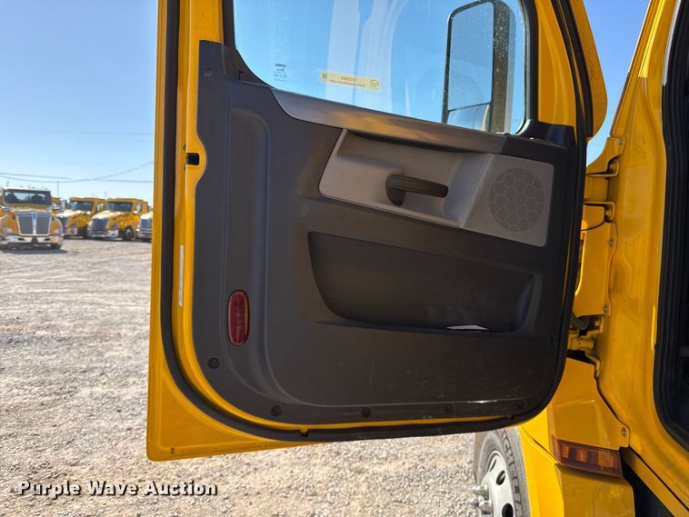 image for item ES5869 2021 Freightliner Cascadia 126 semi truck