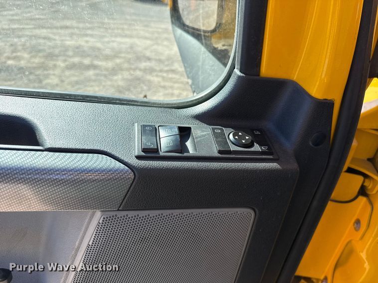 image for item ES5869 2021 Freightliner Cascadia 126 semi truck