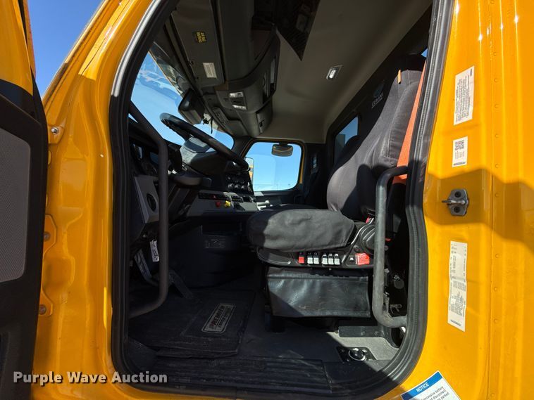 image for item ES5869 2021 Freightliner Cascadia 126 semi truck