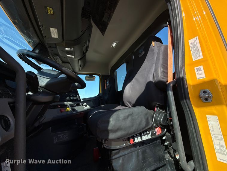 image for item ES5869 2021 Freightliner Cascadia 126 semi truck