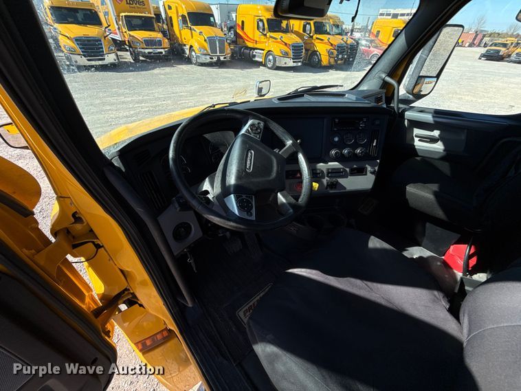 image for item ES5869 2021 Freightliner Cascadia 126 semi truck