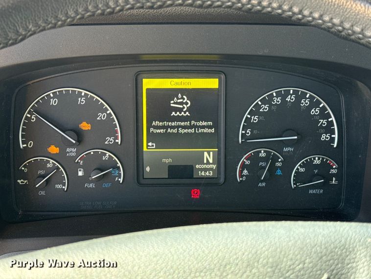 image for item ES5869 2021 Freightliner Cascadia 126 semi truck