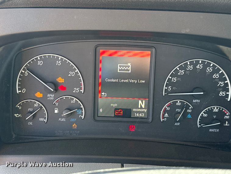 image for item ES5869 2021 Freightliner Cascadia 126 semi truck