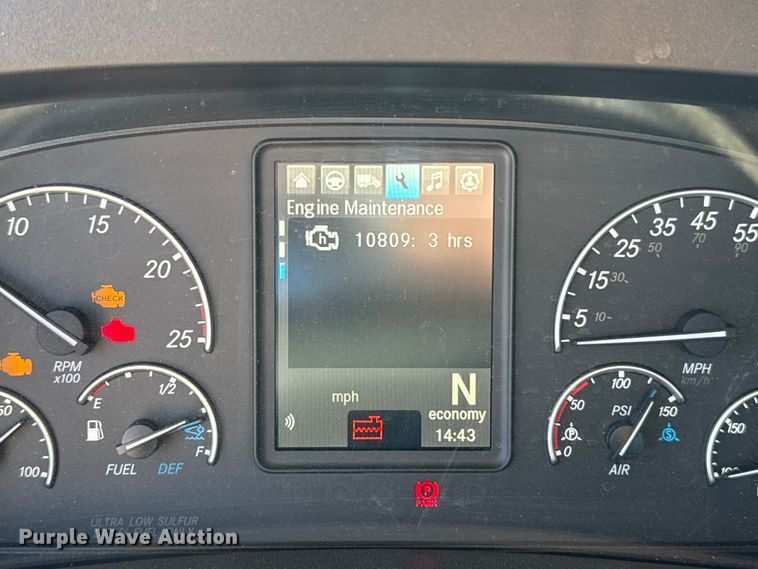 image for item ES5869 2021 Freightliner Cascadia 126 semi truck