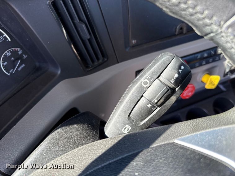 image for item ES5869 2021 Freightliner Cascadia 126 semi truck