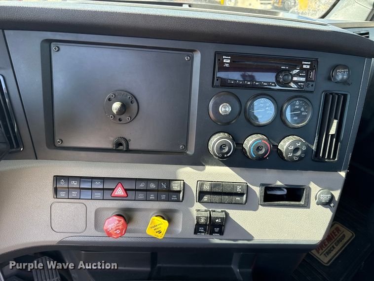 image for item ES5869 2021 Freightliner Cascadia 126 semi truck