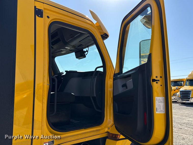 image for item ES5869 2021 Freightliner Cascadia 126 semi truck