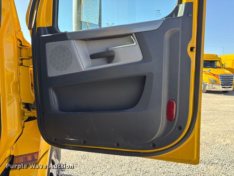 image for item ES5869 2021 Freightliner Cascadia 126 semi truck