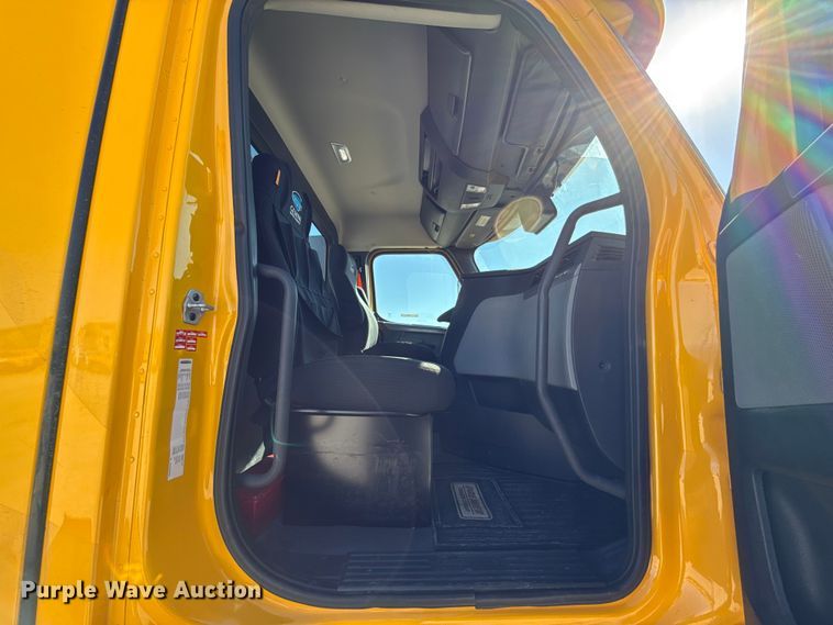 image for item ES5869 2021 Freightliner Cascadia 126 semi truck